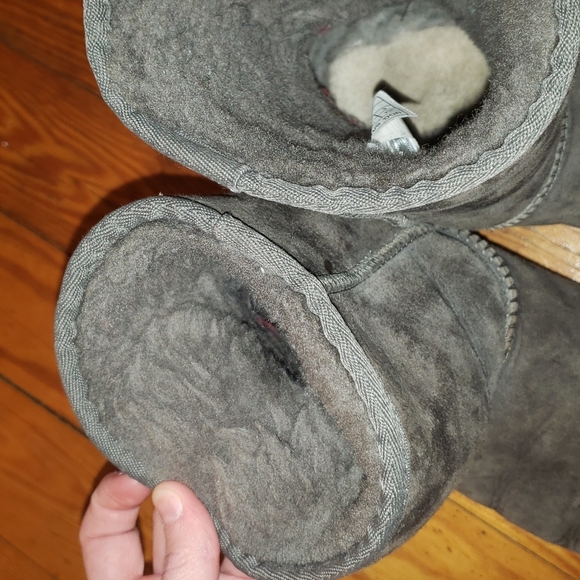 UGG Classic Short 2 Boot, Sized 6 in Grey. - Picture 4 of 9